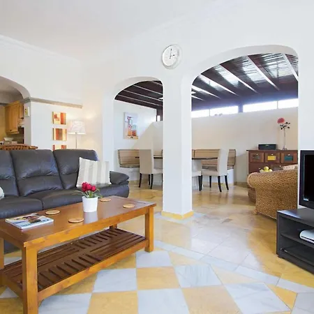 Playa Blanca Sleeps 8 Wifi Willa